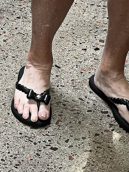 Gilf feet at supermarket