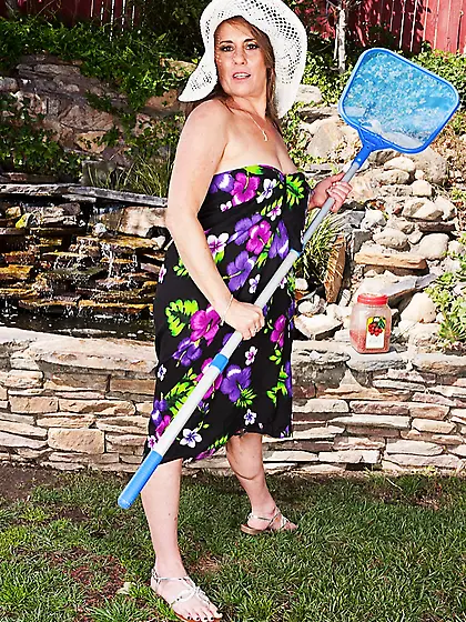 Charming housewife Cristine Ruby does not hesitate to plunge int