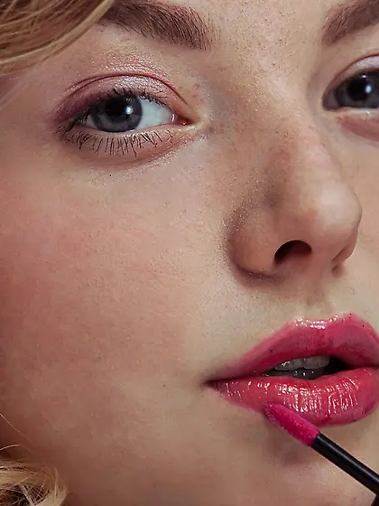 Blonde teen beauty takes off her colorful shirt and reveals her