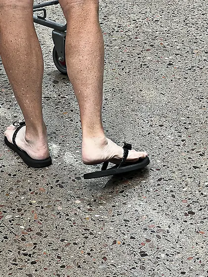 Gilf feet at supermarket