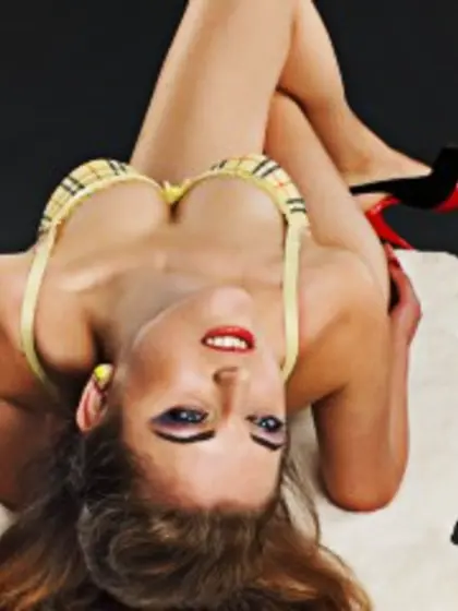 Brunette catysweett perform anal