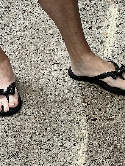 Gilf feet at supermarket