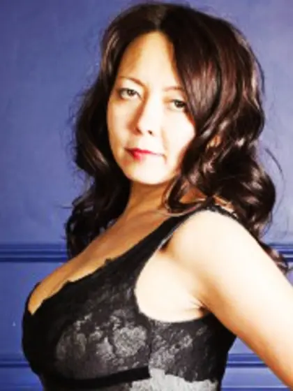 Brunette Enia Close Up.