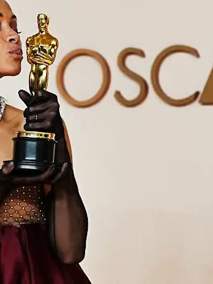 Zoe Saldaña with her Oscar