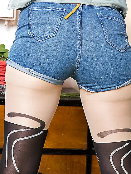 Young woman has hairy pussy besides the pale-skinned body and re