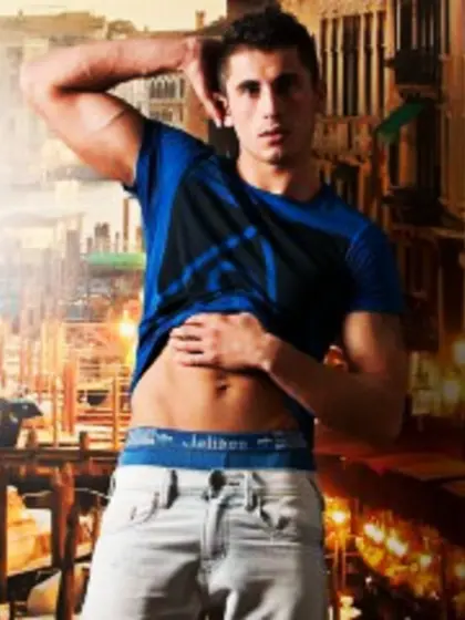 Brunette hardstud4you perform close