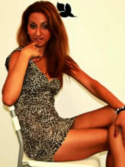 Brunette kamelia perform cameltoe