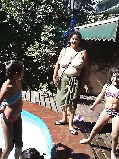 Suegra tetona a la salida de la pileta con una ma