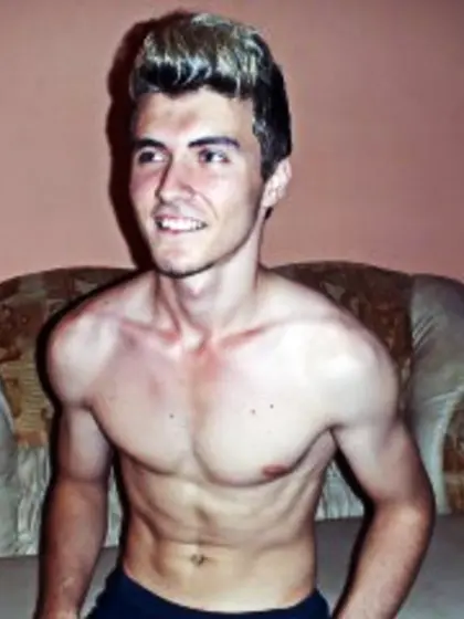 Blonde eddie perform close