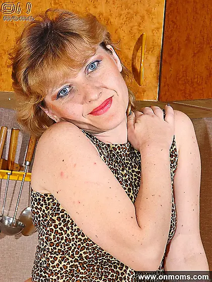 Mature housewife gets naked and shows pussy