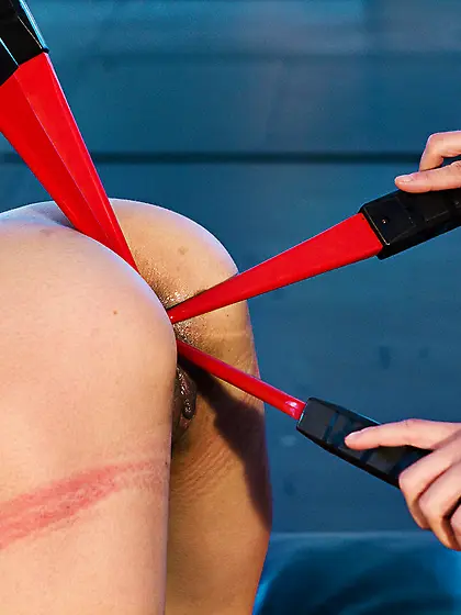 An evening of unrestrained passion with threesome lezdom