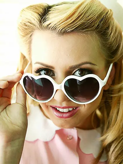 Rollerblading pin-up waitress fucked