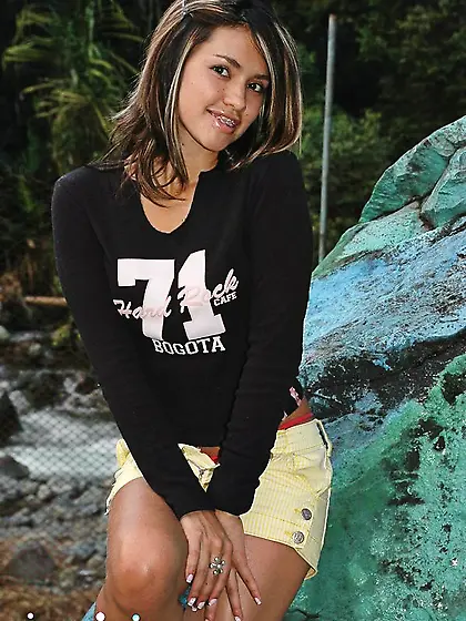 Magnificent brown-eyed latina Pamela Spice loves to show her smo