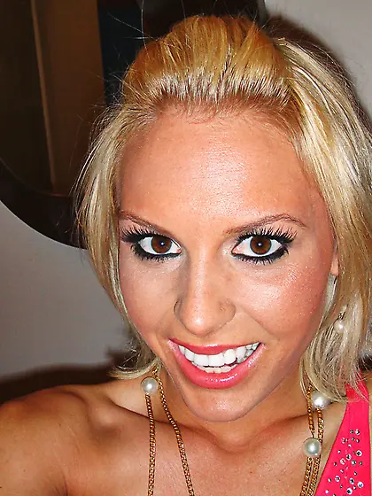 Jamey Janes takes her sexy pink dress off and blows her lover�