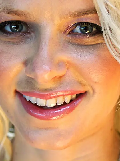 Blonde MILF with a bubble butt spreads her...