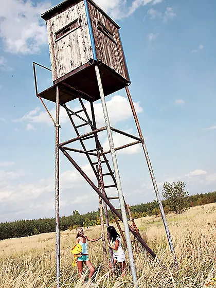 Stunning lesbo teenies toying