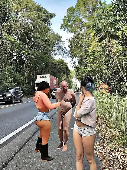 Amarrado desnudo cfnm publico