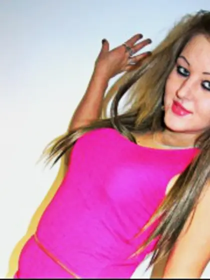 Blonde vanessaxxx20 perform dancing