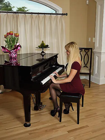 Gorgeous blonde chick Mia Malkova is feeding hot cunt with banan