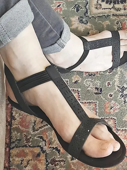 Voyeur Teen feet foot barefeet barefoot toes soles