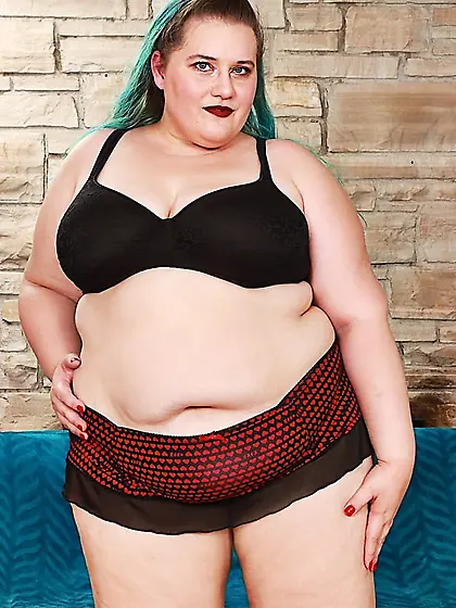 Pretty n sexy plumper Becki Butterfly gets fucked hard