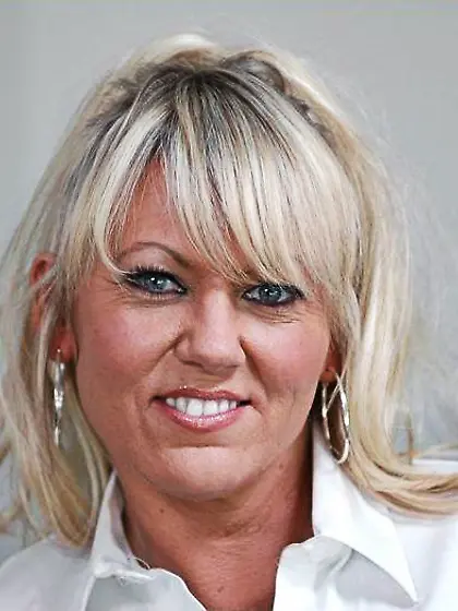 Mature blonde Chennin Blanc with large boobs getiing her shaved