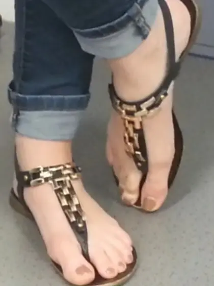 Voyeur Teen feet foot barefeet barefoot toes soles