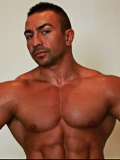 Brunette evandermuscle perform close