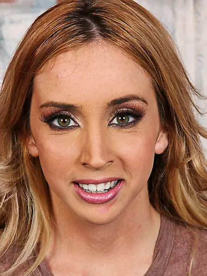 Blonde horny babe fingers