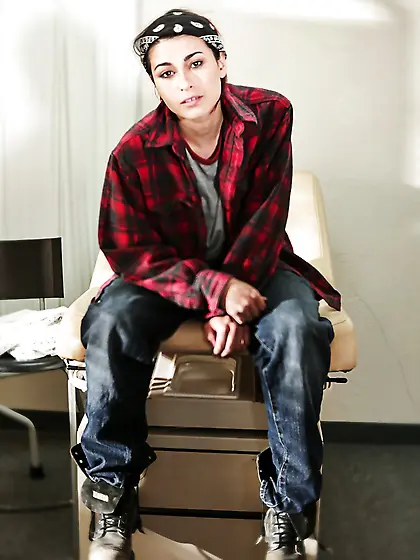 Young slut with hairy cunt Raven Rockette gets completely naked