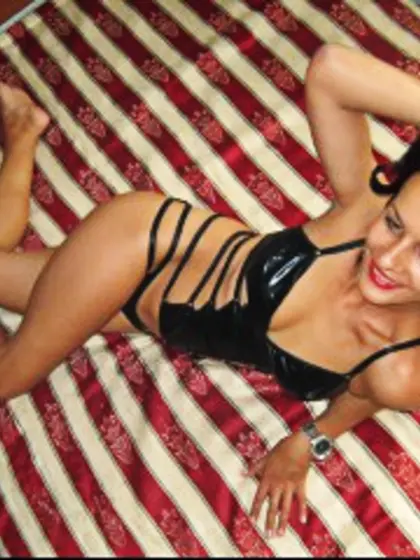 Brunette vickymilf1 perform dancing